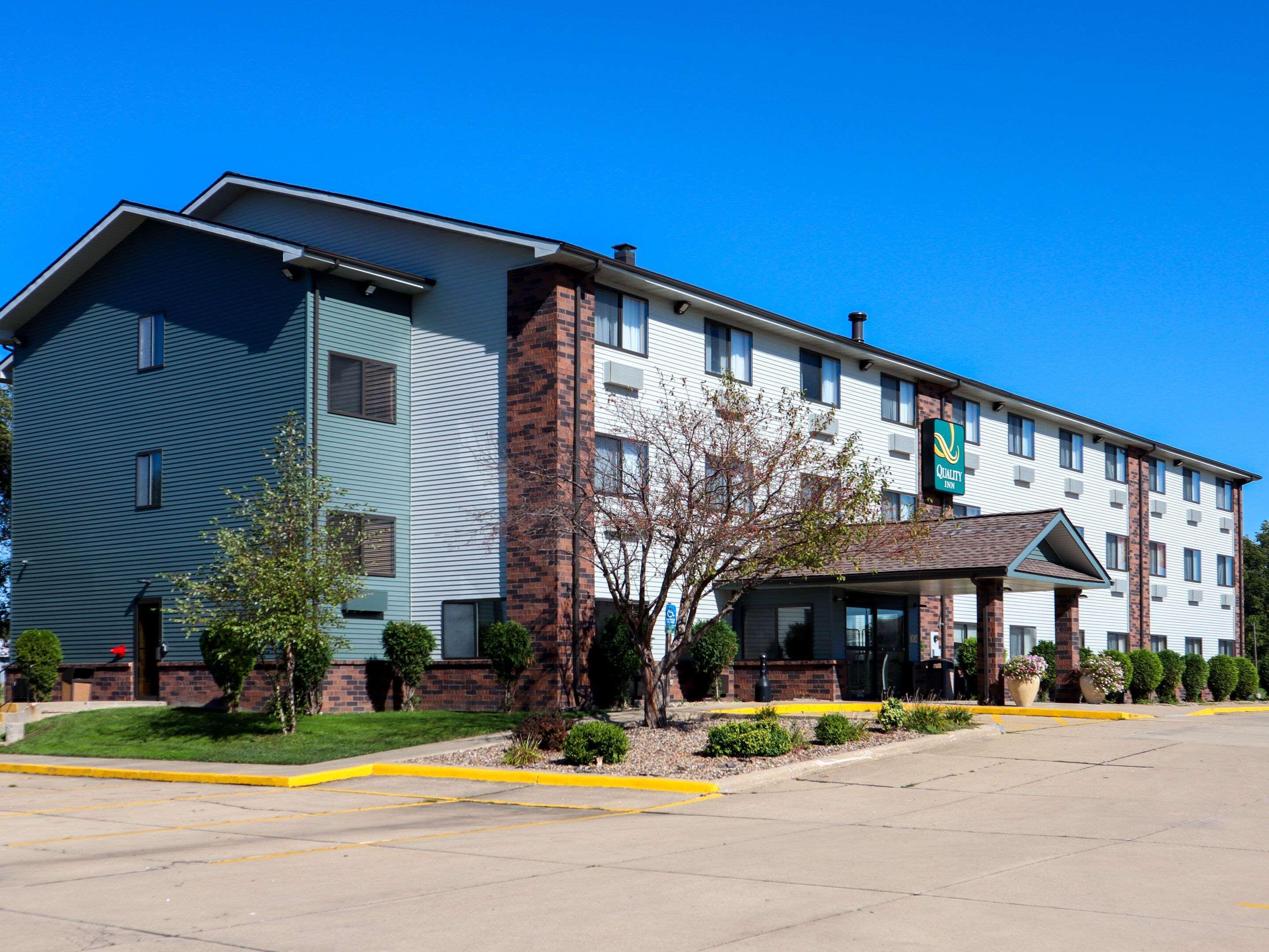 Quality Inn & Suites Bloomington I-55 And I-74 Exterior photo