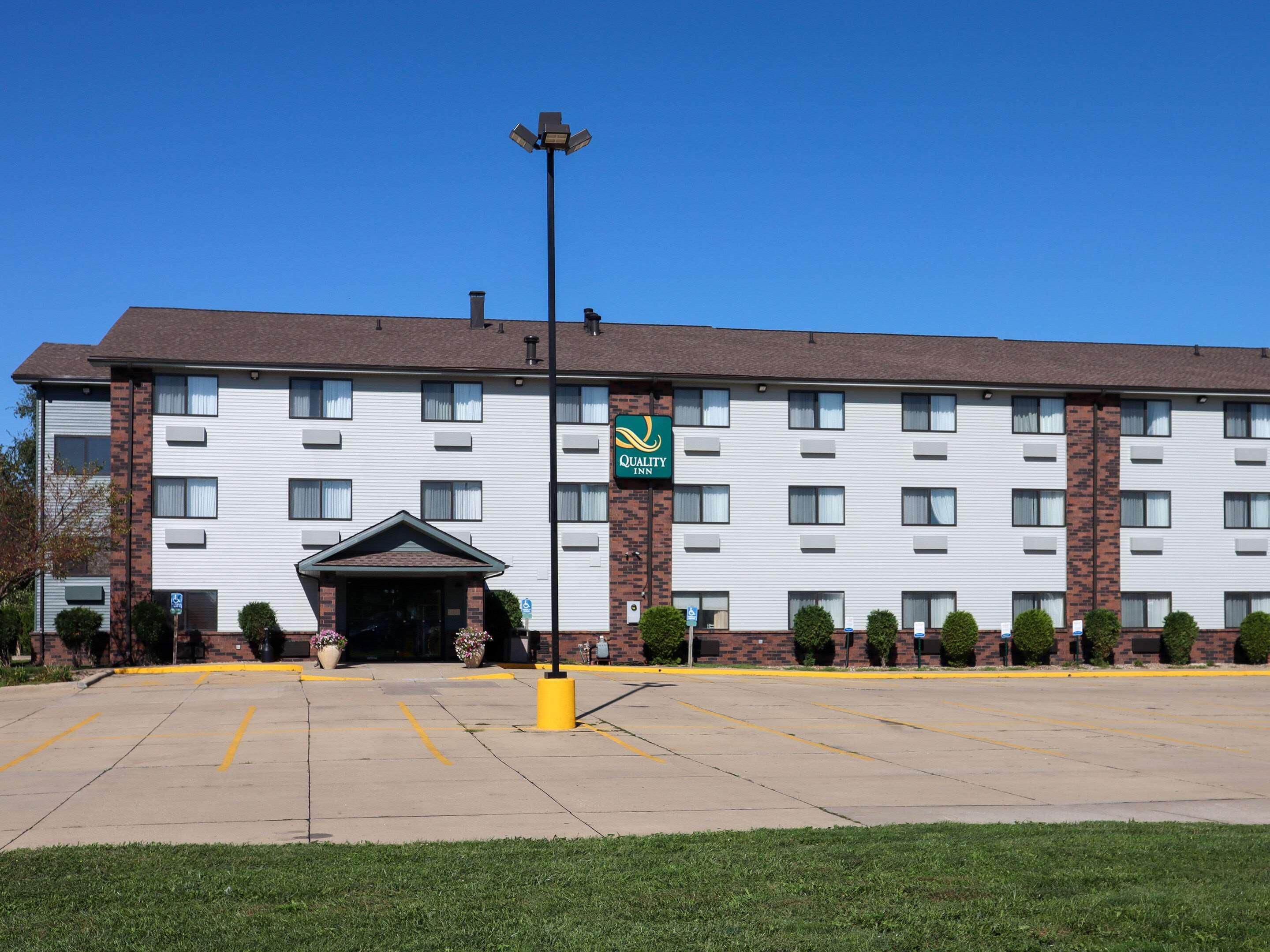 Quality Inn & Suites Bloomington I-55 And I-74 Exterior photo